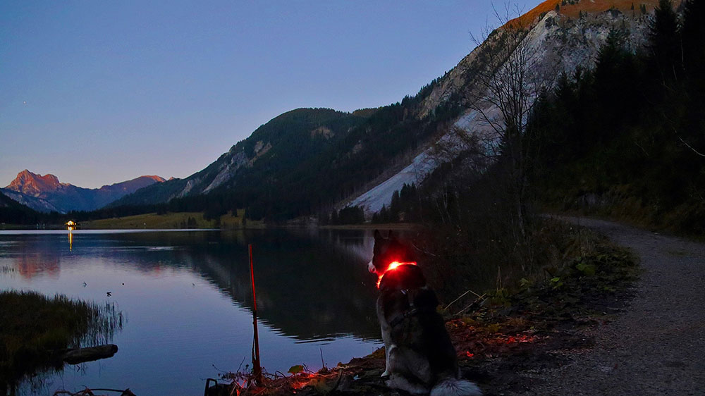 Iltatunnelma vuoristojärven rannalla LEUCHTIE LED -valaisinpannalla